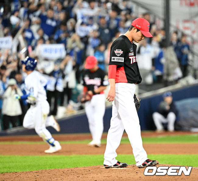 [OSEN=대구, 이대선 기자] 25일 대구삼성라이온즈파크에서 2024 신한 SOL뱅크 KBO 한국시리즈 3차전 삼성 라이온즈와 KIA 타이거즈의 경기가 열렸다.삼성은 대니 레예스, KIA는 에릭 라우어를 선발 투수로 내세웠다.7회초 무사에서 삼성 김헌곤에게 좌월 솔로 홈런을 치고 허용한 KIA 전상현이 아쉬워하고 있다. 2024.10.25 / sunday@osen.co.kr