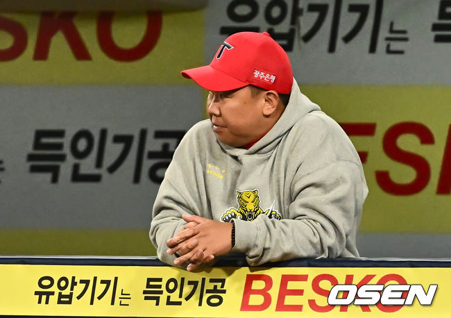 [OSEN=대구, 이석우 기자] 25일 대구 삼성라이온즈파크에서 2024 신한 SOL뱅크 KBO 포스트시즌 한국시리즈 삼성 라이온즈와 KIA 타이거즈의 3차전 경기가 열렸다. 홈팀 삼성은 대니 레예스, 방문팀 KIA는 에릭 라우어를 선발 투수로 내세웠다.KIA 타이거즈 이범호 감독이 패색이 짙어지자 어두운 표정으로 경기를 지켜보고 있다. 2024.10.25 / foto0307@osen.co.kr