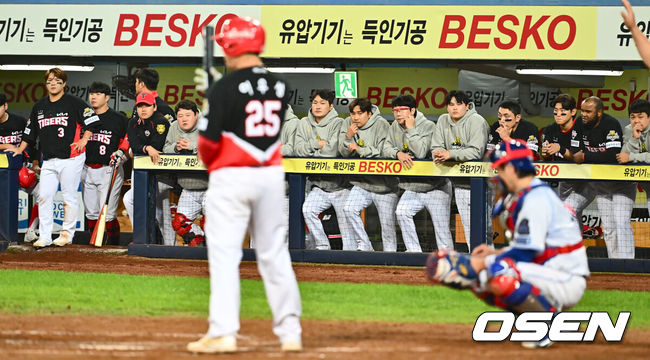 [OSEN=대구, 이석우 기자] 25일 대구 삼성라이온즈파크에서 2024 신한 SOL뱅크 KBO 포스트시즌 한국시리즈 삼성 라이온즈와 KIA 타이거즈의 3차전 경기가 열렸다. 홈팀 삼성은 대니 레예스, 방문팀 KIA는 에릭 라우어를 선발 투수로 내세웠다.KIA 타이거즈 선수들이 9회초 2사 1루 마지막 타자가 될 수 있는 이우성 타석때 어두운 표정으로 경기를 지켜보고 있다. 2024.10.25 / foto0307@osen.co.kr