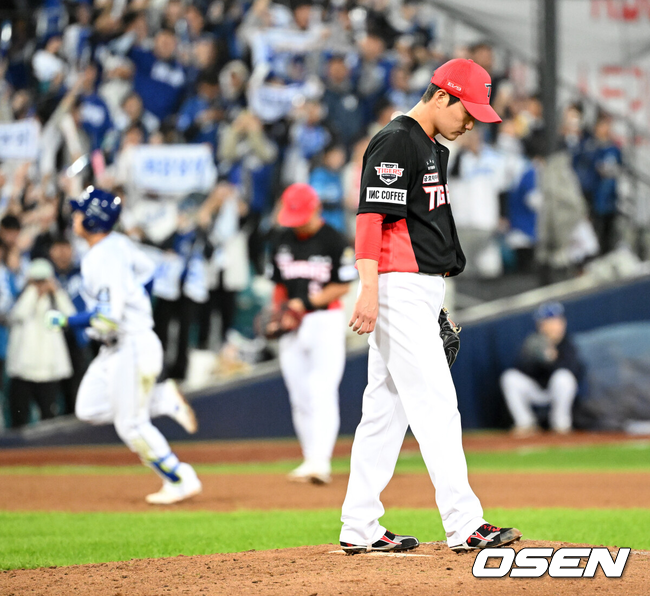 [OSEN=대구, 이대선 기자] 25일 대구삼성라이온즈파크에서 2024 신한 SOL뱅크 KBO 한국시리즈 3차전 삼성 라이온즈와 KIA 타이거즈의 경기가 열렸다.삼성은 대니 레예스, KIA는 에릭 라우어를 선발 투수로 내세웠다.7회초 무사에서 삼성 김헌곤에게 좌월 솔로 홈런을 치고 허용한 KIA 전상현이 아쉬워하고 있다. 2024.10.25 / sunday@osen.co.kr작성일