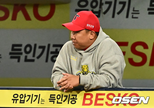 [OSEN=대구, 이석우 기자] 25일 대구 삼성라이온즈파크에서 2024 신한 SOL뱅크 KBO 포스트시즌 한국시리즈 삼성 라이온즈와 KIA 타이거즈의 3차전 경기가 열렸다.홈팀 삼성은 대니 레예스, 방문팀 KIA는 에릭 라우어를 선발 투수로 내세웠다.KIA 타이거즈 이범호 감독이 패색이 짙어지자 어두운 표정으로 경기를 지켜보고 있다. 2024.10.25 / foto0307@osen.co.kr