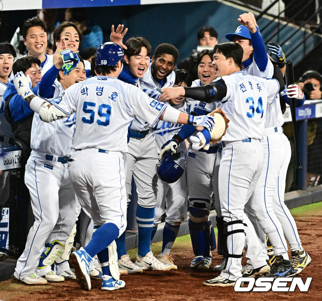 [OSEN=대구, 지형준 기자] 25일 대구삼성라이온즈파크에서 2024 신한 SOL뱅크 KBO 한국시리즈 3차전 삼성 라이온즈와 KIA 타이거즈의 경기가 열렸다.삼성은 대니 레예스, KIA는 에릭 라우어를 선발 투수로 내세웠다.7회말 무사에서 삼성 박병호가 우월 솔로포를 날리며 동료선수들과 기뻐하고 있다. 2024.10.25 / jpnews@osen.co.kr