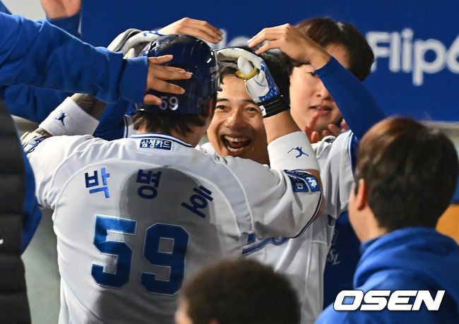 [OSEN=대구, 이석우 기자] 25일 대구 삼성라이온즈파크에서 2024 신한 SOL뱅크 KBO 포스트시즌 한국시리즈 삼성 라이온즈와 KIA 타이거즈의 3차전 경기가 열렸다. 홈팀 삼성은 대니 레예스, 방문팀 KIA는 에릭 라우어를 선발 투수로 내세웠다.삼성 라이온즈 박병호가 7회말 우중월 백투백 홈런을 치고 김헌곤과 기뻐하고 있다. 2024.10.25 / foto0307@osen.co.kr