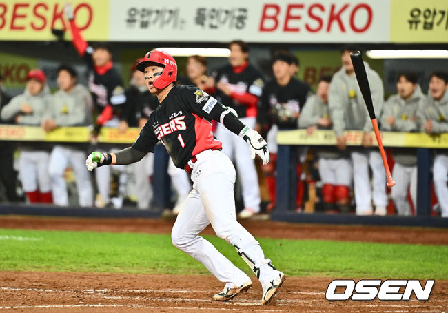 [OSEN=대구, 이석우 기자] 25일 대구 삼성라이온즈파크에서 2024 신한 SOL뱅크 KBO 포스트시즌 한국시리즈 삼성 라이온즈와 KIA 타이거즈의 3차전 경기가 열렸다. 홈팀 삼성은 대니 레예스, 방문팀 KIA는 에릭 라우어를 선발 투수로 내세웠다.KIA 타이거즈 박찬호가 9회초 2사 1,3루 타구가 뻗어 나가자 동료들도 안타로 생각하고 환호했으나 결과는 파울. 2024.10.25 / foto0307@osen.co.kr