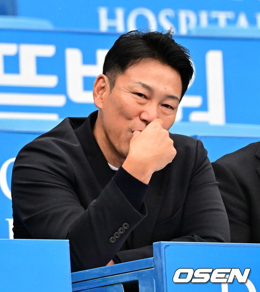 [OSEN=대구, 지형준 기자] 25일 대구삼성라이온즈파크에서 2024 신한 SOL뱅크 KBO 한국시리즈 3차전 삼성 라이온즈와 KIA 타이거즈의 경기가 열렸다.구장을 찾은 일본야구대표팀 이바타 감독이 관중석에서 이야기를 나누고 있다. 2024.10.25 / jpnews@osen.co.kr