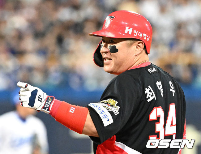 [OSEN=대구, 이대선 기자] 25일 대구삼성라이온즈파크에서 2024 신한 SOL뱅크 KBO 한국시리즈 3차전 삼성 라이온즈와 KIA 타이거즈의 경기가 열렸다.삼성은 대니 레예스, KIA는 에릭 라우어를 선발 투수로 내세웠다.6회초 2사 2루에서 KIA 최형우가 우전 적시타를 치고 환호하고 있다. 2024.10.25 / sunday@osen.co.kr