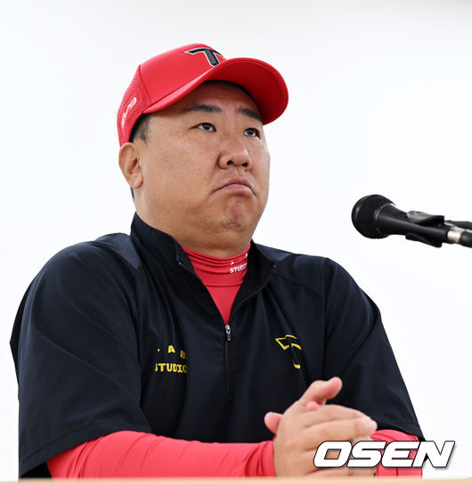 [OSEN=대구, 지형준 기자] 26일 대구삼성라이온즈파크에서 2024 신한 SOL뱅크 KBO 한국시리즈 4차전 삼성 라이온즈와 KIA 타이거즈의 경기가 열렸다.삼성은 원태인, KIA는 제임스 네일을 선발 투수로 내세웠다.경기에 앞서 KIA 이범호 감독이 인터뷰를 하고 있다. 2024.10.26 / jpnews@osen.co.kr