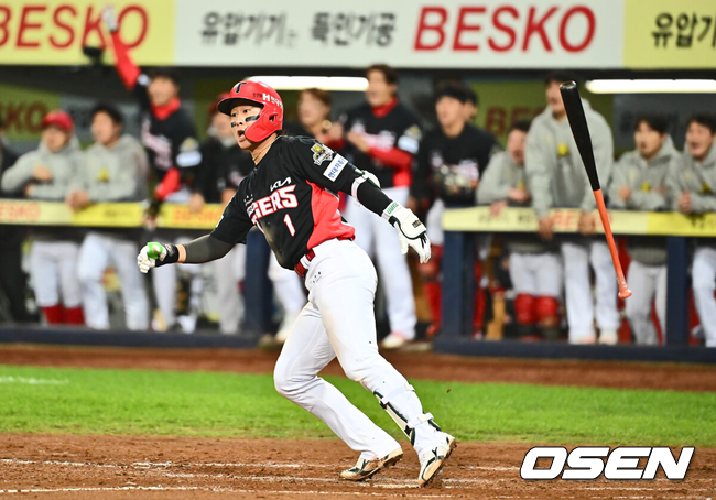 [OSEN=대구, 이석우 기자] 25일 대구 삼성라이온즈파크에서 2024 신한 SOL뱅크 KBO 포스트시즌 한국시리즈 삼성 라이온즈와 KIA 타이거즈의 3차전 경기가 열렸다.홈팀 삼성은 대니 레예스, 방문팀 KIA는 에릭 라우어를 선발 투수로 내세웠다.KIA 타이거즈 박찬호가 9회초 2사 1,3루 타구가 뻗어 나가자 동료들도 안타로 생각하고 환호했으나 결과는 파울. 2024.10.25 / foto0307@osen.co.kr