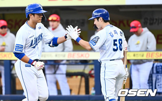 [OSEN=대구, 이석우 기자] 26일 대구 삼성라이온즈파크에서 2024 신한 SOL뱅크 KBO 포스트시즌 한국시리즈 삼성 라이온즈와 KIA 타이거즈의 4차전 경기가 열렸다. 홈팀 삼성은 원태인, 방문팀 KIA는 네일을 선발 투수로 내세웠다.삼성 라이온즈 이재현이 5회말 좌월 솔로 홈런을 치고 하이파이브를 하고 있다. 2024.10.26 / foto0307@osen.co.kr