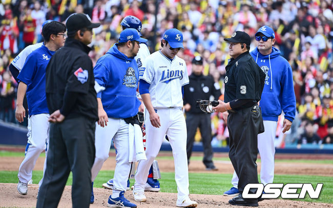 [OSEN=대구, 이석우 기자] 26일 대구 삼성라이온즈파크에서 2024 신한 SOL뱅크 KBO 포스트시즌 한국시리즈 삼성 라이온즈와 KIA 타이거즈의 4차전 경기가 열렸다. 홈팀 삼성은 원태인, 방문팀 KIA는 네일을 선발 투수로 내세웠다.삼성 라이온즈 선발투수 원태인이 3회초 마운드를 내려오고 있다. 2024.10.26 / foto0307@osen.co.kr