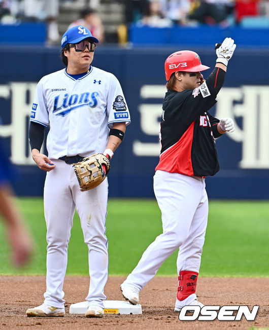 [OSEN=대구, 이석우 기자] 26일 대구 삼성라이온즈파크에서 2024 신한 SOL뱅크 KBO 포스트시즌 한국시리즈 삼성 라이온즈와 KIA 타이거즈의 4차전 경기가 열렸다. 홈팀 삼성은 원태인, 방문팀 KIA는 네일을 선발 투수로 내세웠다.KIA 타이거즈 김선빈이 1회초 무사 1루 좌익수 뒤 2루타를 치고 세리머니를 하고 있다. 2024.10.26 / foto0307@osen.co.kr