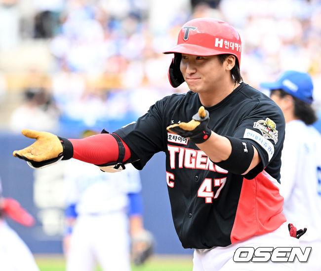 [OSEN=대구, 이대선 기자] 26일 대구삼성라이온즈파크에서 2024 신한 SOL뱅크 KBO 한국시리즈 4차전 삼성 라이온즈와 KIA 타이거즈의 경기가 열렸다.삼성은 원태인, KIA는 제임스 네일을 선발 투수로 내세웠다.3회초 1사 1,2루에서 KIA 나성범이 우전 안타를 치고 환호하고 있다. 2024.10.26 / sunday@osen.co.kr