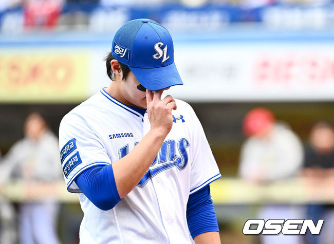 [OSEN=대구, 이석우 기자] 26일 대구 삼성라이온즈파크에서 2024 신한 SOL뱅크 KBO 포스트시즌 한국시리즈 삼성 라이온즈와 KIA 타이거즈의 4차전 경기가 열렸다. 홈팀 삼성은 원태인, 방문팀 KIA는 네일을 선발 투수로 내세웠다.삼성 라이온즈 선발투수 원태인이 3회초 마운드를 내려오고 있다. 2024.10.26 / foto0307@osen.co.kr