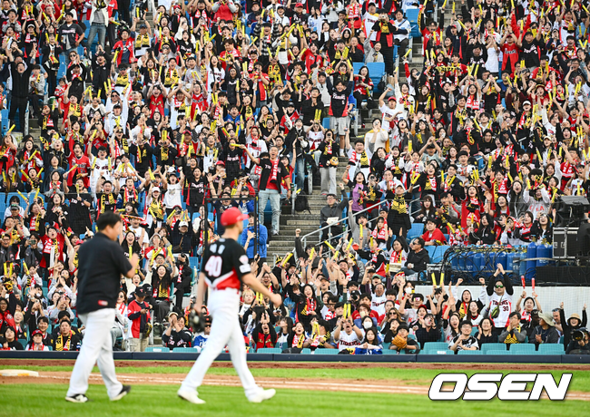 [OSEN=대구, 이석우 기자] 26일 대구 삼성라이온즈파크에서 2024 신한 SOL뱅크 KBO 포스트시즌 한국시리즈 삼성 라이온즈와 KIA 타이거즈의 4차전 경기가 열렸다.홈팀 삼성은 원태인, 방문팀 KIA는 네일을 선발 투수로 내세웠다.KIA 타이거즈 선발 투수 네일이 6회말 교체되자 팬들이 환호하고 있다. 2024.10.26 / foto0307@osen.co.kr