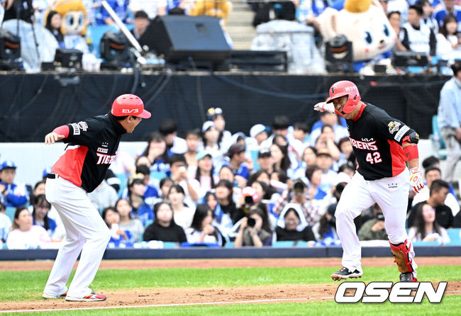 [OSEN=대구, 이대선 기자] 26일 대구삼성라이온즈파크에서 2024 신한 SOL뱅크 KBO 한국시리즈 4차전 삼성 라이온즈와 KIA 타이거즈의 경기가 열렸다.삼성은 원태인, KIA는 제임스 네일을 선발 투수로 내세웠다.3회초 1사 만루에서 KIA 김태군이 만루 홈런을 치고 환호하고 있다. 2024.10.26 / sunday@osen.co.kr