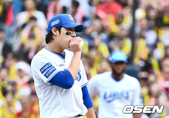 [OSEN=대구, 이석우 기자] 26일 대구 삼성라이온즈파크에서 2024 신한 SOL뱅크 KBO 포스트시즌 한국시리즈 삼성 라이온즈와 KIA 타이거즈의 4차전 경기가 열렸다. 홈팀 삼성은 원태인, 방문팀 KIA는 네일을 선발 투수로 내세웠다.삼성 라이온즈 선발투수 원태인이 3회초 무사 1,2루 실점 위기를 만들고 아쉬워하고 있다. 2024.10.26 / foto0307@osen.co.kr