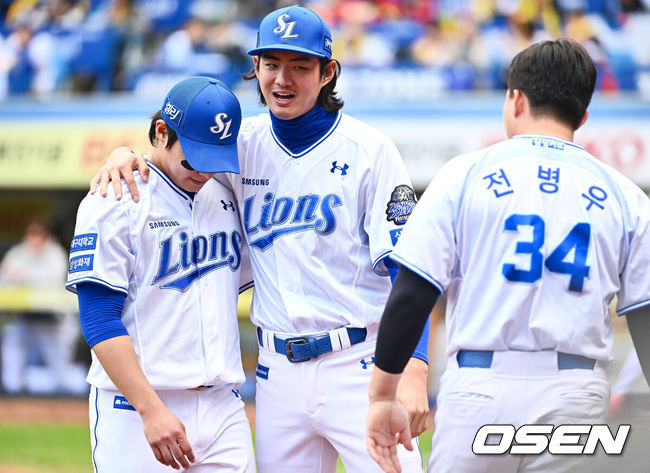 [OSEN=대구, 이석우 기자] 26일 대구 삼성라이온즈파크에서 2024 신한 SOL뱅크 KBO 포스트시즌 한국시리즈 삼성 라이온즈와 KIA 타이거즈의 4차전 경기가 열렸다. 홈팀 삼성은 원태인, 방문팀 KIA는 네일을 선발 투수로 내세웠다.삼성 라이온즈 선발투수 원태인이 3회초 마운드를 내려오자 구자욱이 위로하고 있다. 2024.10.26 / foto0307@osen.co.kr