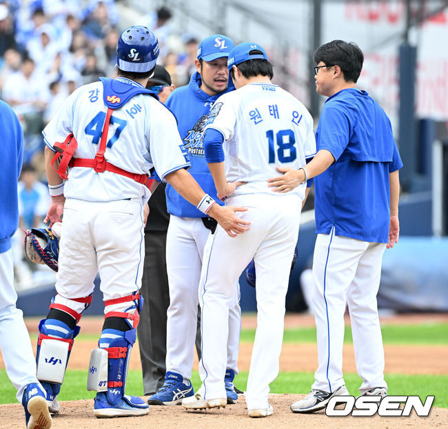 [OSEN=대구, 이대선 기자] 26일 대구삼성라이온즈파크에서 2024 신한 SOL뱅크 KBO 한국시리즈 4차전 삼성 라이온즈와 KIA 타이거즈의 경기가 열렸다.삼성은 원태인, KIA는 제임스 네일을 선발 투수로 내세웠다.3회초 1사 만루에서 삼성 원태인이 마운드를 내려가고 있다. 2024.10.26 / sunday@osen.co.kr