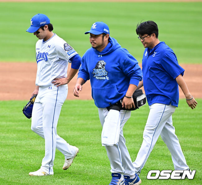 [OSEN=대구, 지형준 기자] 26일 대구삼성라이온즈파크에서 2024 신한 SOL뱅크 KBO 한국시리즈 4차전 삼성 라이온즈와 KIA 타이거즈의 경기가 열렸다.삼성은 원태인, KIA는 제임스 네일을 선발 투수로 내세웠다.3회초 1사 만루에서 삼성 원태인이 교체되고 있다. 2024.10.26 / jpnews@osen.co.kr