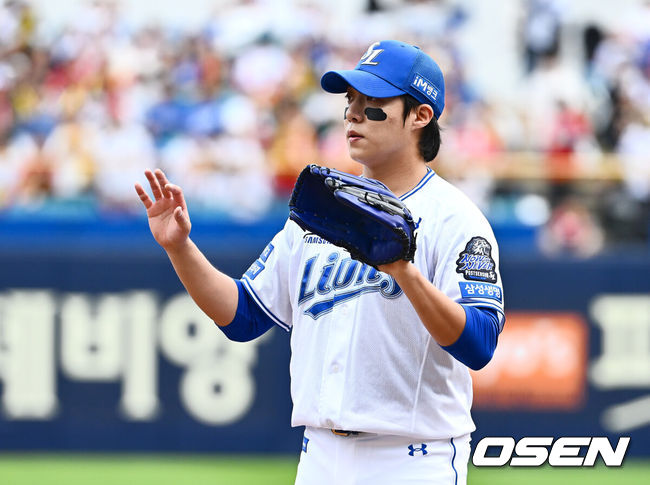 [OSEN=대구, 이석우 기자] 26일 대구 삼성라이온즈파크에서 2024 신한 SOL뱅크 KBO 포스트시즌 한국시리즈 삼성 라이온즈와 KIA 타이거즈의 4차전 경기가 열렸다. 홈팀 삼성은 원태인, 방문팀 KIA는 네일을 선발 투수로 내세웠다.삼성 라이온즈 선발투수 원태인이 1회초 1사 2,3루 KIA 타이거즈 김도영의 3루 플라이 아웃때 손을 들어 보이고 있다. 2024.10.26 / foto0307@osen.co.kr