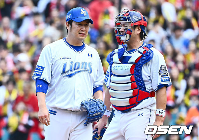 [OSEN=대구, 이석우 기자] 26일 대구 삼성라이온즈파크에서 2024 신한 SOL뱅크 KBO 포스트시즌 한국시리즈 삼성 라이온즈와 KIA 타이거즈의 4차전 경기가 열렸다. 홈팀 삼성은 원태인, 방문팀 KIA는 네일을 선발 투수로 내세웠다.삼성 라이온즈 송은범이 교체되고 있다. 2024.10.26 / foto0307@osen.co.kr