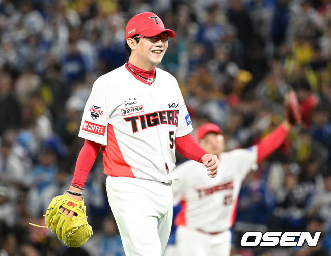 [OSEN=광주, 이대선 기자] 23일 광주 기아챔피언스필드에서 2024 신한 SOL뱅크 KBO 한국시리즈 2차전 KIA 타이거즈와 삼성 라이온즈의 경기가 열렸다.KIA는 양현종, 삼성은 황동재를 선발 투수로 내세웠다.4회초 2사 1,2루에서 KIA 양현종이 삼성 김헌곤을 땅볼로 처리하고 더그아웃으로 가고 있다. 2024.10.23 / sunday@osen.co.kr