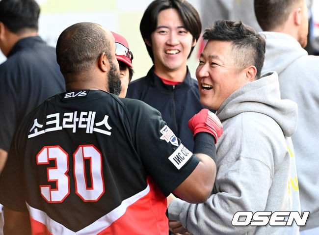 [OSEN=대구, 이대선 기자] 26일 대구삼성라이온즈파크에서 2024 신한 SOL뱅크 KBO 한국시리즈 4차전 삼성 라이온즈와 KIA 타이거즈의 경기가 열렸다.삼성은 원태인, KIA는 제임스 네일을 선발 투수로 내세웠다.6회초 2사 1루에서 KIA 소크라테스가 우월 투런 홈런을 치고 더그아웃에서 최형우와 환호하고 있다. 2024.10.26 / sunday@osen.co.kr