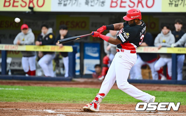 [OSEN=대구, 이석우 기자] 26일 대구 삼성라이온즈파크에서 2024 신한 SOL뱅크 KBO 포스트시즌 한국시리즈 삼성 라이온즈와 KIA 타이거즈의 4차전 경기가 열렸다. 홈팀 삼성은 원태인, 방문팀 KIA는 네일을 선발 투수로 내세웠다.KIA 타이거즈 소크라테스가 6회초 1사 1루 우월 2점 홈런을 치고 있다. 2024.10.26 / foto0307@osen.co.kr