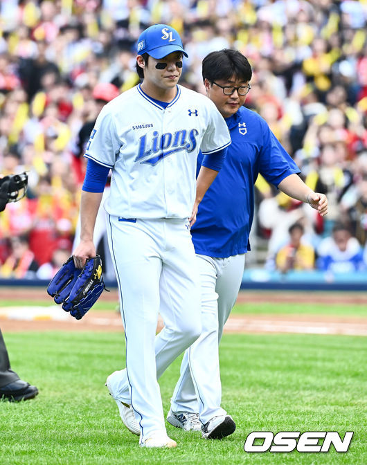 [OSEN=대구, 이석우 기자] 26일 대구 삼성라이온즈파크에서 2024 신한 SOL뱅크 KBO 포스트시즌 한국시리즈 삼성 라이온즈와 KIA 타이거즈의 4차전 경기가 열렸다. 홈팀 삼성은 원태인, 방문팀 KIA는 네일을 선발 투수로 내세웠다.삼성 라이온즈 선발투수 원태인이 3회초 마운드를 내려오고 있다. 2024.10.26 / foto0307@osen.co.kr