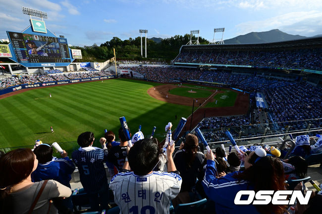 [OSEN=대구, 지형준 기자] 26일 대구삼성라이온즈파크에서 2024 신한 SOL뱅크 KBO 한국시리즈 4차전 삼성 라이온즈와 KIA 타이거즈의 경기가 열렸다.삼성은 원태인, KIA는 제임스 네일을 선발 투수로 내세웠다.한국시리즈 4차전이 매진된 가운데 야구팬들이 열띤 응원을 펼치고 있다. 2024.10.26 / jpnews@osen.co.kr