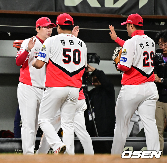 [OSEN=광주, 지형준 기자] ] 23일 광주 기아챔피언스필드에서 2024 신한 SOL뱅크 KBO 한국시리즈 2차전 KIA 타이거즈와 삼성 라이온즈의 경기가 열렸다.KIA는 양현종, 삼성은 황동재를 선발 투수로 내세웠다.6회초 수비를 마치고 1사 1,2루에서 교체된 KIA 양현종이 장현식, 변우혁과 하이파이브를 하고 있다. 2024.10.23 / jpnews@osen.co.kr