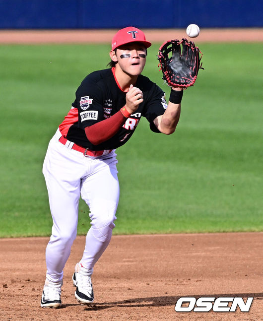 [OSEN=대구, 지형준 기자] 26일 대구삼성라이온즈파크에서 2024 신한 SOL뱅크 KBO 한국시리즈 4차전 삼성 라이온즈와 KIA 타이거즈의 경기가 열렸다.삼성은 원태인, KIA는 제임스 네일을 선발 투수로 내세웠다.2회말 무사에서 KIA 김도영이 삼성 김헌곤의 3루땅볼 타구를 처리하고 있다. 2024.10.26 / jpnews@osen.co.kr