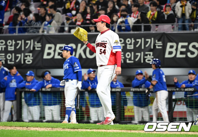[OSEN=광주, 이대선 기자] 23일 광주 기아챔피언스필드에서 2024 신한 SOL뱅크 KBO 한국시리즈 2차전 KIA 타이거즈와 삼성 라이온즈의 경기가 열렸다.KIA는 양현종, 삼성은 황동재를 선발 투수로 내세웠다.6회초 1사 1,2루에서 KIA 양현종이 삼성 김현준에게 좌전 적시타를 허용하고 아쉬워하고 있다. 2024.10.23 / sunday@osen.co.kr
