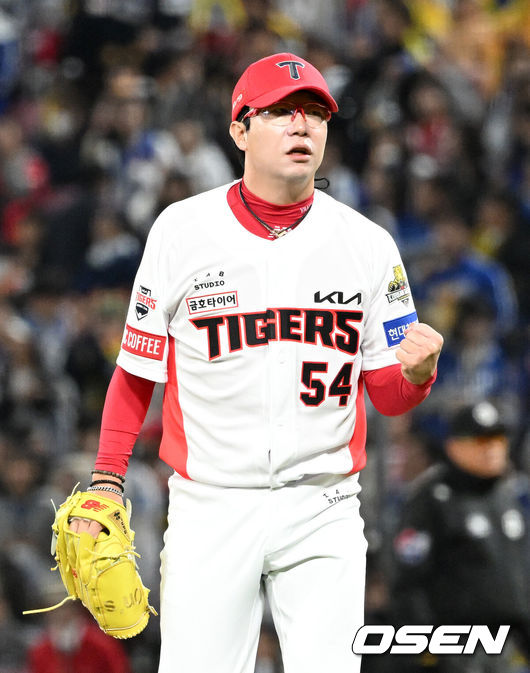 [OSEN=광주, 이대선 기자] 23일 광주 기아챔피언스필드에서 2024 신한 SOL뱅크 KBO 한국시리즈 2차전 KIA 타이거즈와 삼성 라이온즈의 경기가 열렸다.KIA는 양현종, 삼성은 황동재를 선발 투수로 내세웠다.5회초 2사에서 KIA 양현종이 삼성 김영웅을 삼진으로 처리하고 환호하고 있다. 2024.10.23 / sunday@osen.co.kr