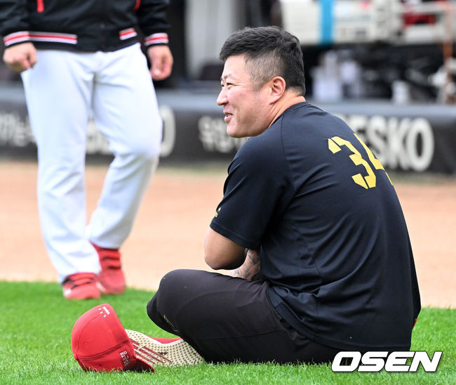 [OSEN=광주, 이대선 기자] 28일 광주 기아챔피언스필드에서 2024 신한 SOL뱅크 KBO 한국시리즈 5차전 KIA 타이거즈와 삼성 라이온즈의 경기가 열렸다.KIA는 양현종, 삼성은 이승현을 선발 투수로 내세웠다.경기에 앞서 KIA 최형우가 미소를 짓고 있다. 2024.10.28 / sunday@osen.co.kr