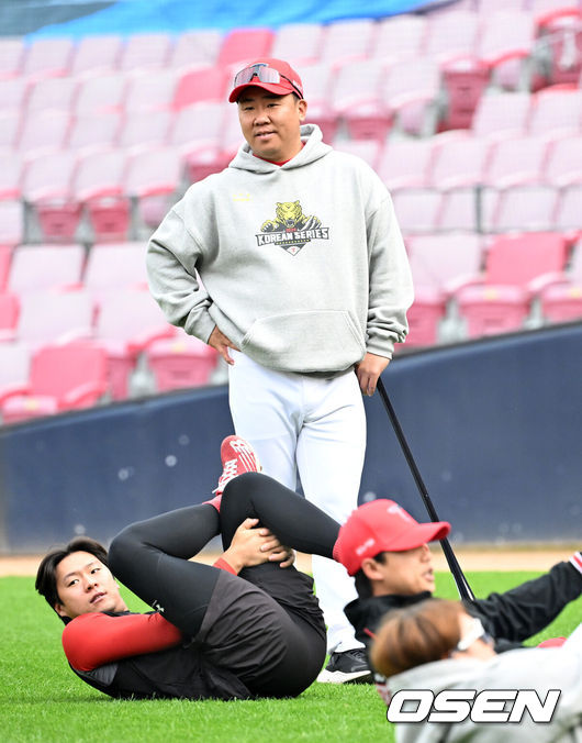 [OSEN=광주, 이대선 기자] 28일 광주 기아챔피언스필드에서 2024 신한 SOL뱅크 KBO 한국시리즈 5차전 KIA 타이거즈와 삼성 라이온즈의 경기가 열렸다.KIA는 양현종, 삼성은 이승현을 선발 투수로 내세웠다.경기에 앞서 KIA 이범호 감독이 훈련을 바라보고 있다. 2024.10.28 / sunday@osen.co.kr