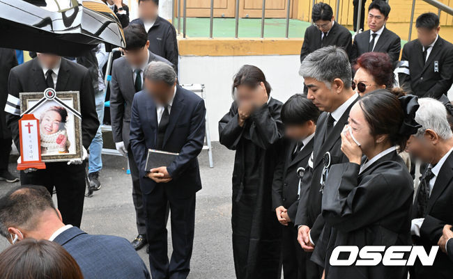 [OSEN=조은정 기자] 고(故) 김수미의 발인식이 27일 오전 11시 서울 성동구 한양대병원 장례식장에 엄수됐다. 고인의 비보는 지난 25일에 전해졌다. 이날 서울 서초경찰서에 따르면 故 김수미는 이날 오전 8시께 심정지가 발생해 서초구 가톨릭대학교 서울성모병원으로 이송됐으나 결국 사망 판정을 받았다.故김수미의 발인식이 엄수된 가운데 가족들이 마지막을 배웅하고 있다. 2024.10.27 /cej@osen.co.kr