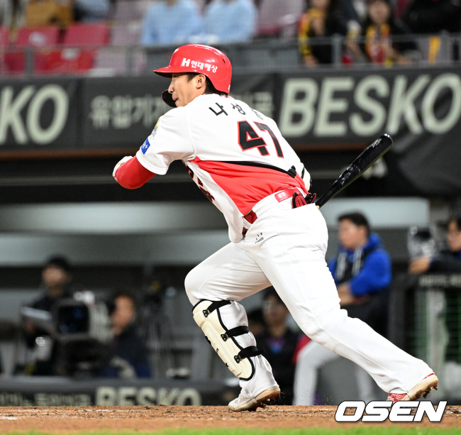 [OSEN=광주, 이대선 기자] 23일 광주 기아챔피언스필드에서 2024 신한 SOL뱅크 KBO 한국시리즈 2차전 KIA 타이거즈와 삼성 라이온즈의 경기가 열렸다.KIA는 양현종, 삼성은 황동재를 선발 투수로 내세웠다.1회말 1사 1루에서 KIA 나성범이 중전 안타를 치고 있다. 2024.10.23 / sunday@osen.co.kr