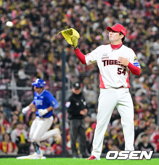 [OSEN=광주, 최규한 기자] 28일 광주 기아챔피언스필드에서 ‘2024 신한 SOL뱅크 KBO 한국시리즈’ 5차전 KIA 타이거즈와 삼성 라이온즈의 경기가 열렸다.KIA는 양현종, 삼성은 이승현를 선발 투수로 내세웠다.1회초 2사 주자없는 상황 삼성 김영웅에게 솔로포를 내준 KIA 선발 양현종이 아쉬워하고 있다. 2024.10.28 / dreamer@osen.co.kr