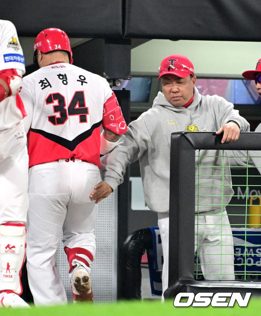 [OSEN=광주, 최규한 기자] 28일 광주 기아챔피언스필드에서 ‘2024 신한 SOL뱅크 KBO 한국시리즈’ 5차전 KIA 타이거즈와 삼성 라이온즈의 경기가 열렸다.KIA는 양현종, 삼성은 이승현를 선발 투수로 내세웠다.5회말 무사 선두타자로 나선 KIA 최형우가 추격의 우월 솔로포를 날리고 홈을 밟은 뒤 이범호 감독과 인사를 나누고 있다. 2024.10.28 / dreamer@osen.co.kr