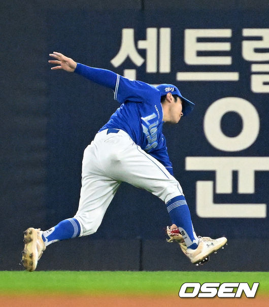 [OSEN=광주, 이대선 기자] 28일 광주 기아챔피언스필드에서 2024 신한 SOL뱅크 KBO 한국시리즈 5차전 KIA 타이거즈와 삼성 라이온즈의 경기가 열렸다.KIA는 양현종, 삼성은 이승현을 선발 투수로 내세웠다.4회말 무사에서 삼성 김지찬이 KIA 이창진의 잘 맞은 타구를 잡고 있다. 2024.10.28 / sunday@osen.co.kr