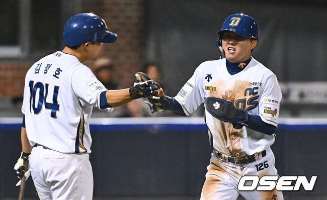 [OSEN=울산, 이석우 기자] 28일 울산 문수야구장에서 2024 울산-KBO Fall League NC 다이노스와 팀 LMB(멕시칸리그)의 준결승 경기가 열렸다. NC 다이노스는 노재원이 선발 출전하고 팀 LMB는 오스카르 발렌수엘라가 선발 출전했다. NC 다이노스 장창훈이 6회말 1사 3루 김한별의 번트때 득점을 올리고 하이파이브를 하고 있다. 2024.10.28 / foto0307@osen.co.kr