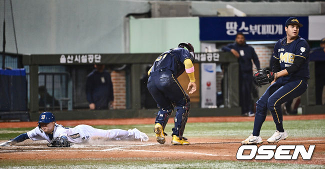 [OSEN=울산, 이석우 기자] 28일 울산 문수야구장에서 2024 울산-KBO Fall League NC 다이노스와 팀 LMB(멕시칸리그)의 준결승 경기가 열렸다. NC 다이노스는 노재원이 선발 출전하고 팀 LMB는 오스카르 발렌수엘라가 선발 출전했다. NC 다이노스 장창훈이 6회말 1사 3루 김한별의 번트때 홈에서 세이프되고 있다. 2024.10.28 / foto0307@osen.co.kr