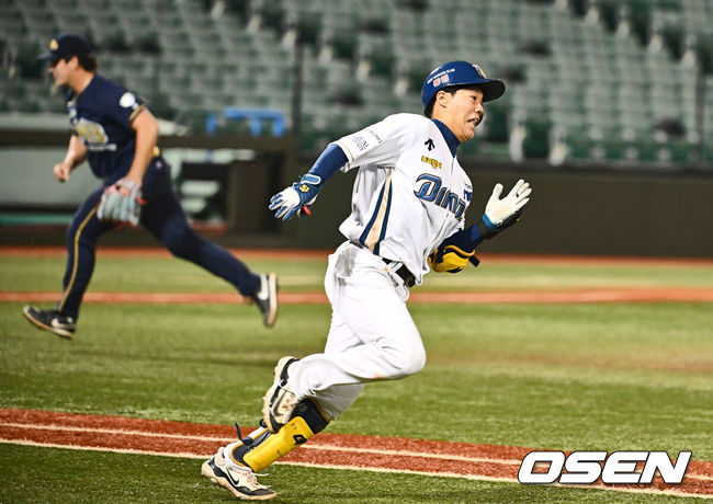 [OSEN=울산, 이석우 기자] 28일 울산 문수야구장에서 2024 울산-KBO Fall League NC 다이노스와 팀 LMB(멕시칸리그)의 준결승 경기가 열렸다. NC 다이노스는 노재원이 선발 출전하고 팀 LMB는 오스카르 발렌수엘라가 선발 출전했다. NC 다이노스 김세훈이 5회말 1사 3루 1타점 적시타를 치고 진루하고 있다. 2024.10.28 / foto0307@osen.co.kr