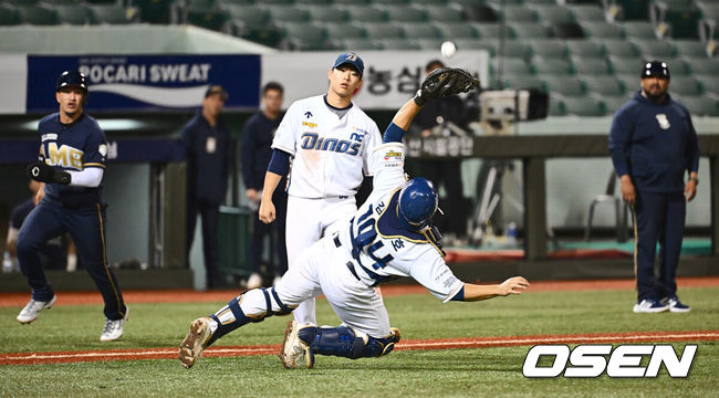 [OSEN=울산, 이석우 기자] 28일 울산 문수야구장에서 2024 울산-KBO Fall League NC 다이노스와 팀 LMB(멕시칸리그)의 준결승 경기가 열렸다. NC 다이노스는 노재원이 선발 출전하고 팀 LMB는 오스카르 발렌수엘라가 선발 출전했다. NC 다이노스 김정호가 8회초 2사 만루 팀 LMB 부르아울리오 카베로의 내야 플라이볼을 잡고 있다. 2024.10.28 / foto0307@osen.co.kr