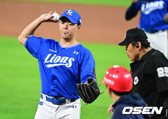 [OSEN=광주, 지형준 기자] 28일 광주 기아챔피언스필드에서 2024 신한 SOL뱅크 KBO 한국시리즈 5차전 KIA 타이거즈와 삼성 라이온즈의 경기가 열렸다.KIA는 양현종, 삼성은 이승현을 선발 투수로 내세웠다.5회말 2사 만루에서 삼성 김윤수가 KIA 김도영 타석에 폭투로 동점을 허용하며 아쉬워하고 있다. 2024.10.28 / jpnews@osen.co.kr