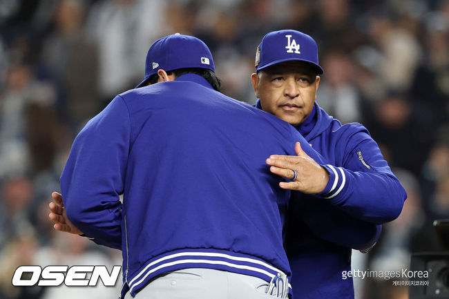 [사진] LA 다저스 오타니 쇼헤이와 데이브 로버츠 감독. ⓒGettyimages(무단전재 및 재배포 금지)