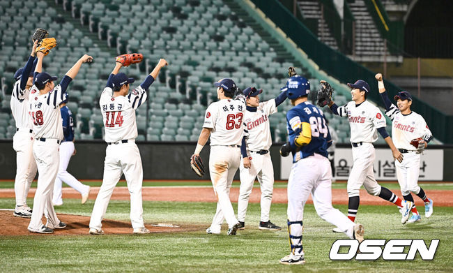 [OSEN=울산, 이석우 기자] 29일 울산 문수야구장에서 2024 울산-KBO Fall League 롯데 자이언츠와 NC 다이노스의 결승 경기가 열렸다. 롯데 자이언츠는 현도훈이 선발 출전하고 NC 다이노스는 이용준이 선발 출전했다. 롯데 자이언츠 선수들이 NC 다이노스를 10-2로 누르고 우승을 차지한 후 기쁨을 나누고 있다. 2024.10.29 / foto0307@osen.co.kr