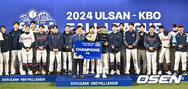 [OSEN=울산, 이석우 기자] 29일 울산 문수야구장에서 2024 울산-KBO Fall League 롯데 자이언츠와 NC 다이노스의 결승 경기가 열렸다. 롯데 자이언츠가 NC 다이노스에 10-2로 승리, 우승을 차지했다. 롯데 자이언츠 신윤후가 우승 트로피를 받고 있다. 2024.10.29 / foto0307@osen.co.kr