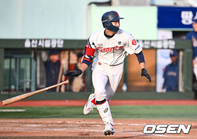 [OSEN=울산, 이석우 기자] 29일 울산 문수야구장에서 2024 울산-KBO Fall League 롯데 자이언츠와 NC 다이노스의 결승 경기가 열렸다. 롯데 자이언츠는 현도훈이 선발 출전하고 NC 다이노스는 이용준이 선발 출전했다. 롯데 자이언츠 김민석이 5회말 2사 3루 중전 1타점 3루타를 치고 있다. 2024.10.29 / foto0307@osen.co.kr